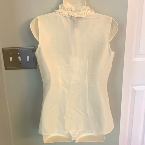 Women’s 2 XS Ivory Cream frilly Ruffle Sleeveless Doncaster career blouse Top - Picture 3 of 5